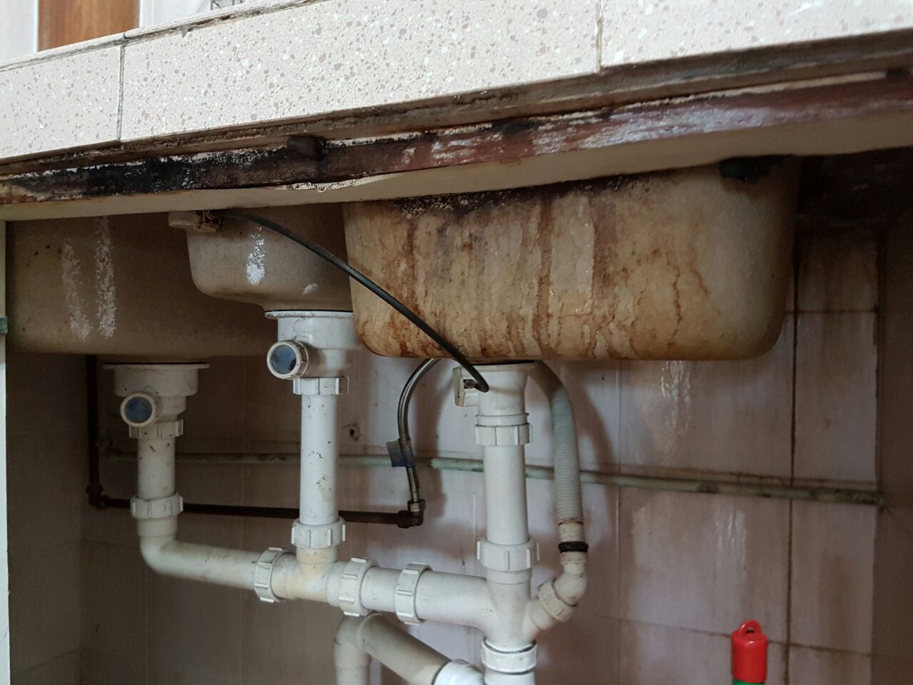 local-plumbing-services-leaking-kitchen-sink