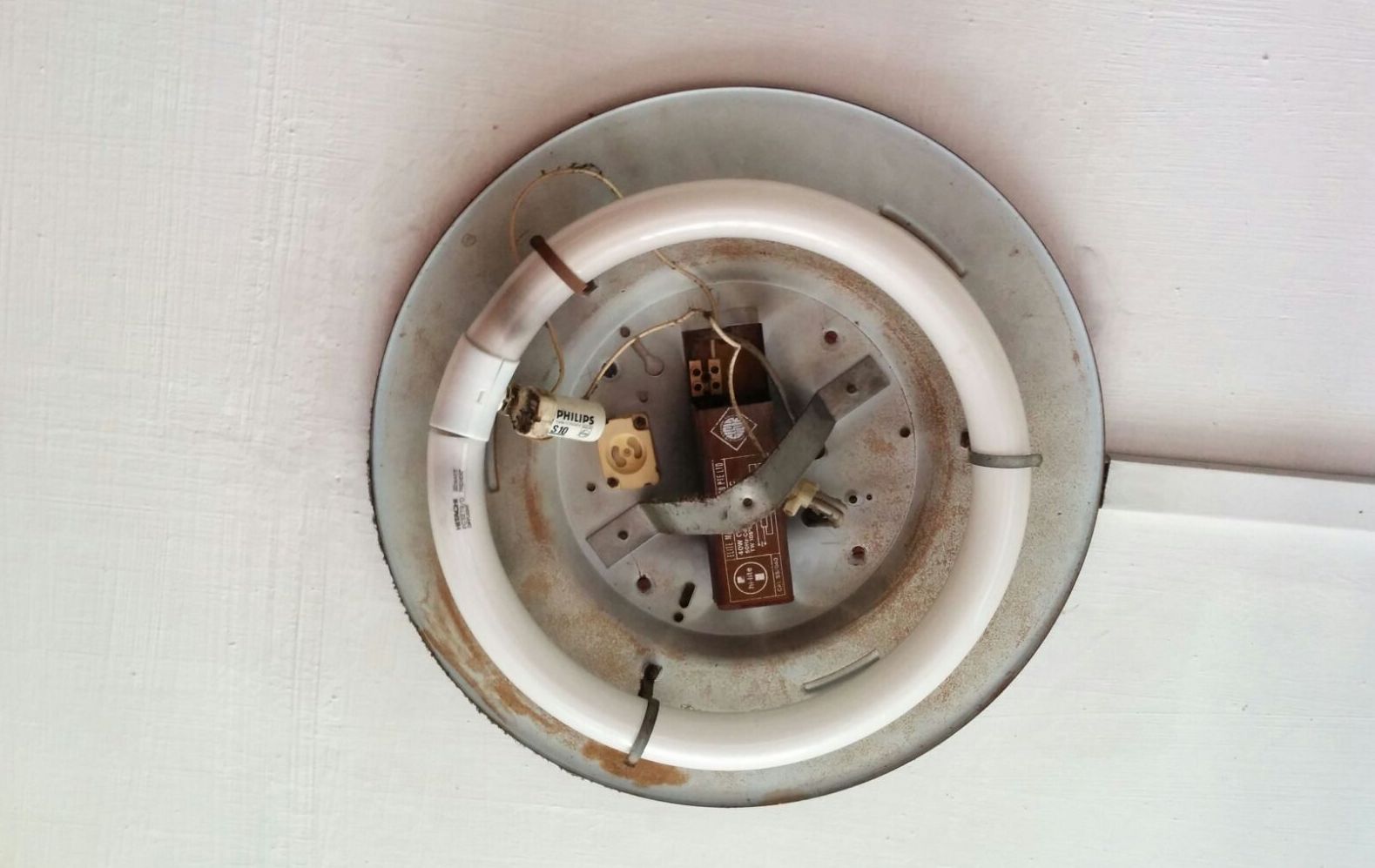 replace-old-faulty-ceiling-light
