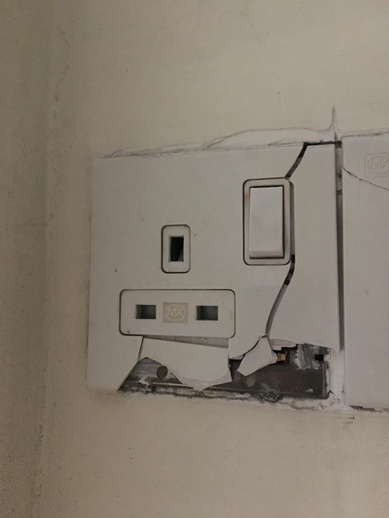 replace-broken-cracked-power-outlet