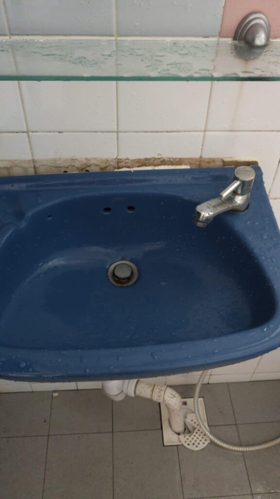 detached wall-mounted basin