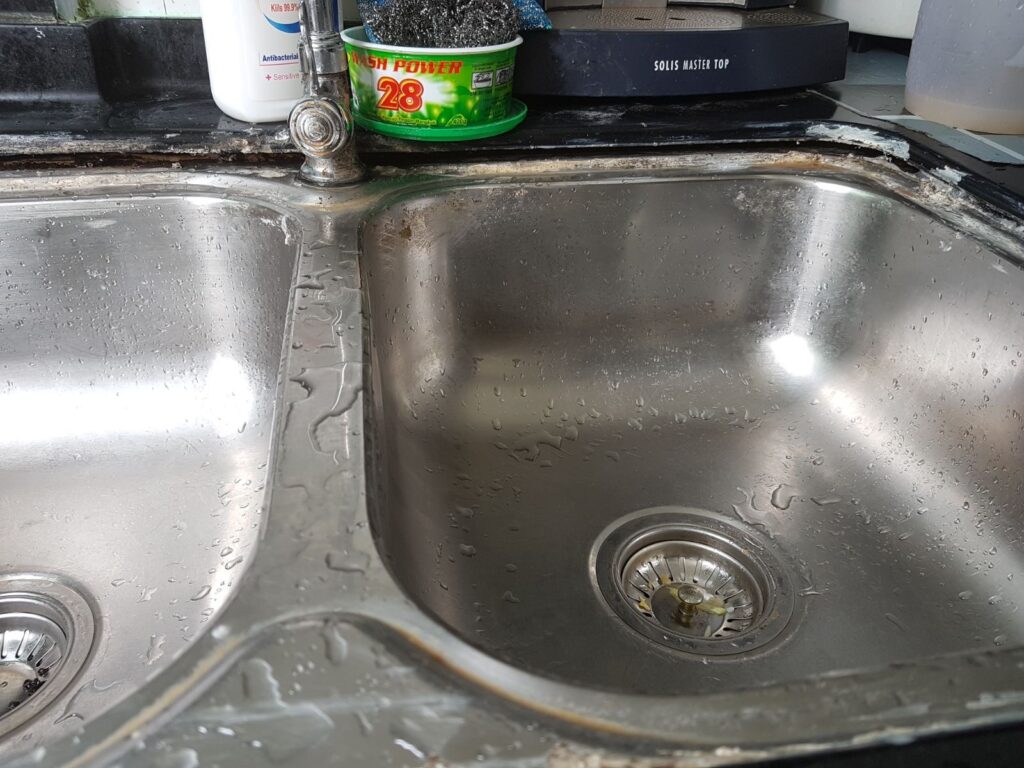 drooping undermount kitchen sink closeup1